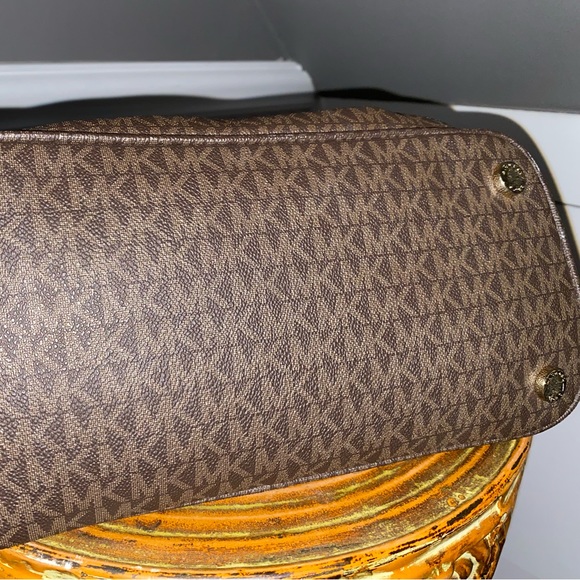 ✰ Like New Michael Kors MK Brown Jet Set Tote ✰ - Picture 5 of 8